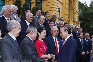 Президент Нгуен Суан Фук и делегация Вьетнамской ассоциации бывших учителей. Фото: ВИА