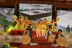 Художественная труппа Ниньбинь выступает на церемонии закрытия фестиваля.