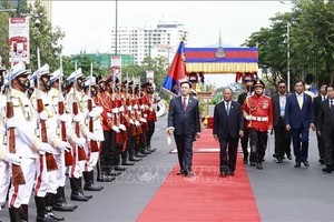 Председатель НС Выонг Динь Хюэ и Председатель Национальной ассамблеи Камбоджи Хенг Самрин обходят строй почетного караула. Фото: ВИА