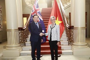 Председатель НС Выонг Динь Хюэ и Губернатор штата Виктория Линда Дессау. Фото: ВИА