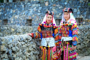 Девушки народности Лоло в традиционных костюмах.