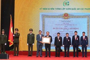 Вручение руководству национального парка Кукфыонг Ордена Труда первой степени. Фото: Ле Хонг - Йен Чинь