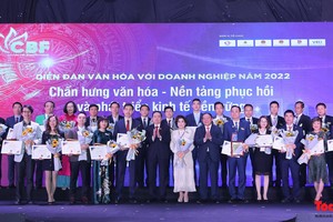 Товарищи Чан Тхань Ман и Нгуен Ван Хунг вручают сертификаты «Предприятие, отвечающее стандартам вьетнамской деловой культуры» в 2022 году. Фото: toquoc.vn