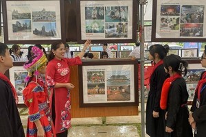 Ученики в уезде Бабе посещают выставку. Фото: Туан Шон