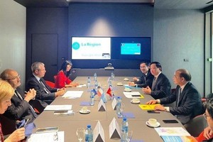 Встреча делегации провинции Тхайбинь с представителями региона Овернь-Рона-Альпы.