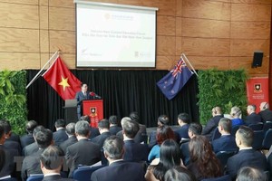 Председатель НС Выонг Динь Хюэ выступает на вьетнамско-новозеландском форуме по сотрудничеству в области образования. Фото: ВИА