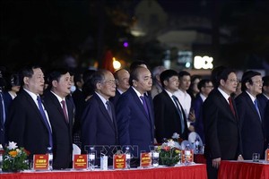 Президент Нгуен Суан Фук и делегаты на церемонии. Фото: ВИА
