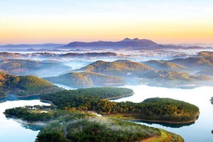 Вид сверху на Национальную туристическую зону озера Туенлам. Фото: tienphong.vn