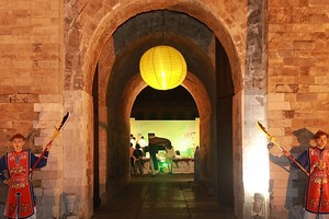 Ночная экскурсия по Императорской цитадели Тханглонг. Фото: hoangthanhthanglong.com