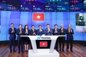 Делегаты на церемонии открытия торговой сессии на фондовой бирже NASDAQ. Фото: Тхань Жанг