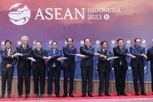 Премьер-министр Фам Минь Тьинь и главы делегаций стран приняли участие в заседании в узком составе 43-го саммита АСЕАН в Индонезии 5 сентября. Фото: ВИА