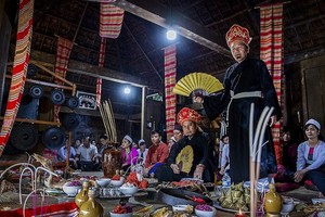 Шаман проводит ритуал Момыонг в провинции Хоабинь. Фото: ВИА