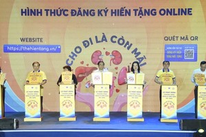 Премьер-министр Фам Минь Тьинь и руководители вступили в регистр доноров органов. Фото: Чан Хай