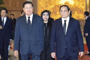 Премьер-министр Фам Минь Тьинь и Генеральный секретарь ЦК НРПЛ, Президент Тхонглун Сисулит. Фото: Чан Хай