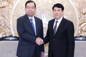 Постоянный член Секретариата ЦК КПВ Лыонг Кыонг (справа) и Председатель Президиума ЦК КПЯ Сии Кадзуо. Фото: ВИА