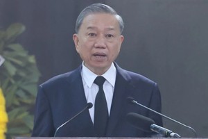Товарищ То Лам, член Политбюро, Президент Социалистической Республики Вьетнам, зачитывает надгробную речь на мемориальной церемонии Генерального секретаря ЦК КПВ Нгуен Фу Чонга. 