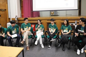 Вьетнамские студенты выступают на мероприятии в рамках Лагеря лидеров. Фото: ВИА