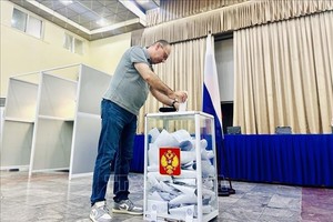 Российский избиратель на избирательном участке в Посольстве России во Вьетнаме.