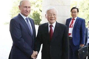 Президент России Владимир Путин приветствует Генерального секретаря Партии Нгуен Фу Чонга во время его официального визита в Россию, 6 сентября 2018 года. Фото: ВИА