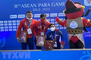 Пловец Во Хюинь Ань Кхоа (в центре) на 11-х Паралимпийских играх АСЕАН. Фото: ВИА
