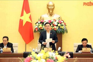 Председатель НС Вьетнама Выонг Динь Хюэ (в центре) выступает с заключительной речью. Фото: ВИА