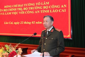Генерал армии То Лам выступает с речью на рабочей встрече с Силами общественной безопасности провинции Лаокай. Фото: cand.com.vn