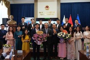 Посол Данг Минь Кхой и Председатель До Суан Хоанг вручают поздравительные цветы исполнительному комитету Ассоциации. Фото: Суан Хынг