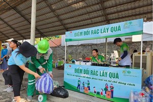 Жители Хюэ обменивают мусор на подарки в День борьбы с пластиком в провинции Тхыатхиен-Хюэ в 2024 году. Фото: ВИA