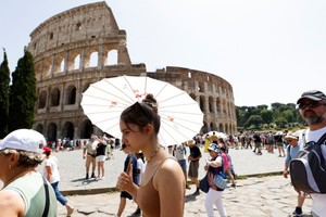 Туристы возле Колизея в Риме (Италия) во время жары, 17 июля 2023 года. Фото: Рейтер
