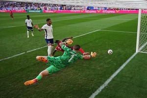 Брель Эмболо забил гол в ворота сборной Швейцарии. Фото: Рейтер