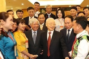 Генеральный секретарь партии Нгуен Фу Чонг встречается с делегатами Национальной культурной конференции по выполнению резолюции 13-го всевьетнамского партийного съезда 24 ноября 2021 года. (Фото: ВИA)