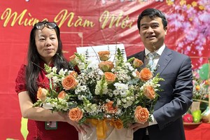 Генеральный консул Лыу Суан Донг (справа) вручает поздравительную корзину цветов представителю Общества. Фото: ВИА 