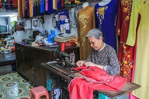 Швейный магазин платьев «аозай» на улице Лыонгванкан, происходящий из ремесленной деревни Чатьса. 