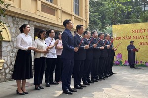 Делегация Парткома г. Ханоя воскуряет благовония в память о Генеральном секретаре КПВ Чан Фу.