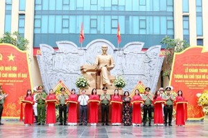 Церемония открытия памятника Президенту Хо Ши Мину в Ханое. 