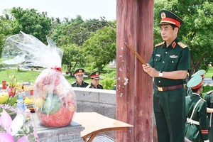 Генерал армии Фан Ван Жанг воскуряет благовония в память о героических павших бойцах к памятнику особого государственного значения – древней цитадели Куангчи. 