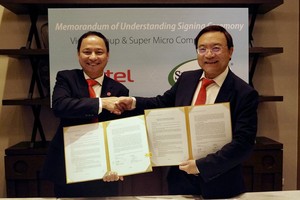 Представители Viettel и Supermicro подписывают соглашение о сотрудничестве.