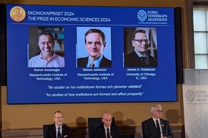 Нобелевская премия по экономике 2024 года присуждена Дарону Аджемоглу, Саймону Джонсону и Джеймсу А. Робинсону. Фото: ВИА