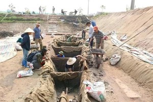 Лодка раскапывается. Каждая лодка имеет около 16 метров в длину и до 2 метров в ширину. Фото: ВИA
