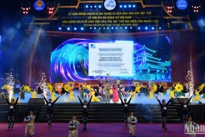 Церемония получения сертификата о признании фестиваля, посвященного царице горы Шам, объектом нематериального культурного наследия человечества.