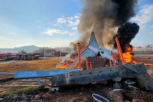 Место авиакатастрофы в международном аэропорту Муан в провинции Чолла-Намдо, Южная Корея, 29 декабря 2024 года. Фото: Рейтер