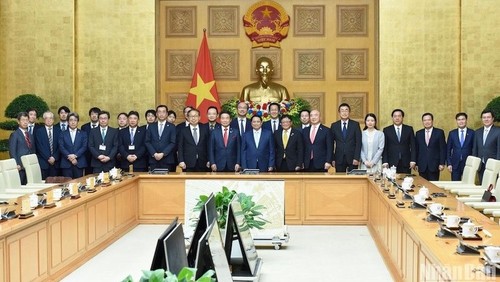 Премьер-министр Фам Минь Тьинь и члены делегации. Фото: Чан Хай