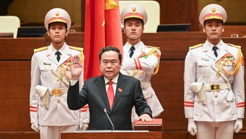 Председатель НС Чан Тхань Ман приносит присягу на церемонии инаугурации. Фото: Зюи Линь