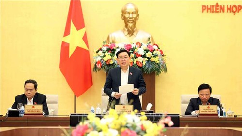 Председатель НС Вьетнама Выонг Динь Хюэ (в центре) выступает с заключительной речью. Фото: ВИА