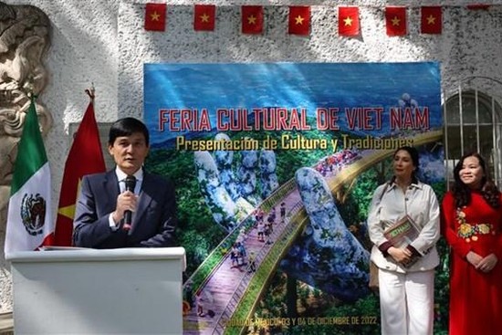 Посол Вьетнама в Мексике Нгуен Хоань Нам выступает на открытии ярмарки. Фото: ВИА