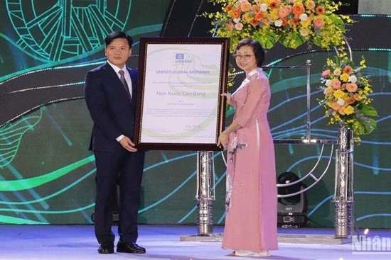 Руководитель провинции Каобанг получает сертификат ЮНЕСКО о повторном признании Нонныок глобальным геопарком.