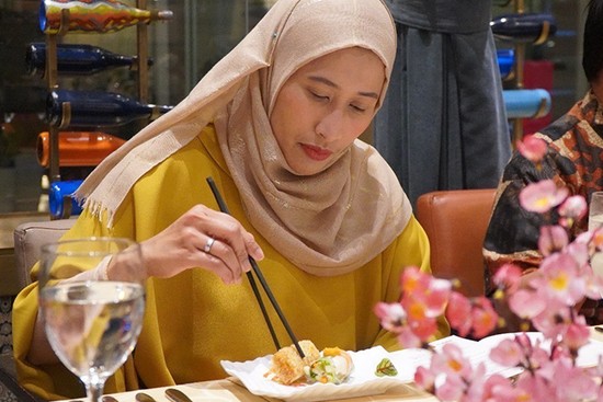 Гостья пробует вьетнамские блюда в отеле JW Marriott Jakarta. Фото: ВИА