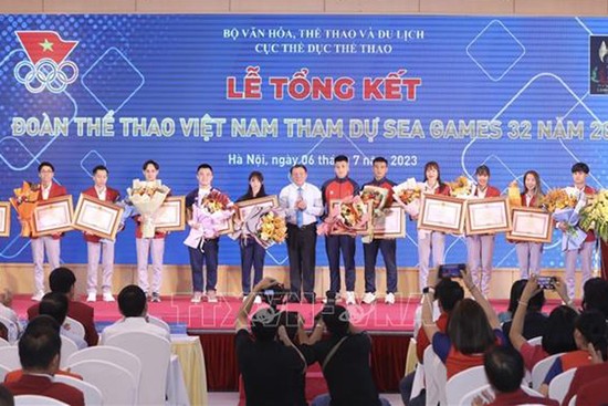 Министр культуры, спорта и туризма Нгуен Ван Хунг вручает похвальные грамоты Премьер-министра. Фото: ВИА