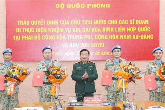 Генерал-полковник Хоанг Суан Тьиен вручает решения 4 офицерам. Фото: ВИА