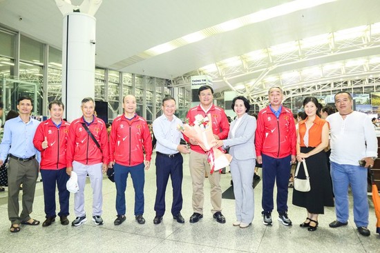 Представители Управления физкультуры и спорта провожают вьетнамскую спортивную делегацию в аэропорту.